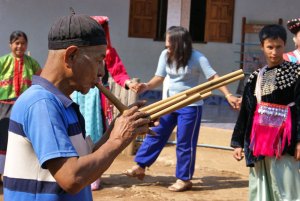Ban Pang Sa musician playing the Falous