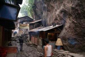 The tiny village of Syanje perched between a massive rock and the Marsyangdi River