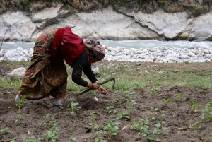 Planting crops by the river, en route to Karte
